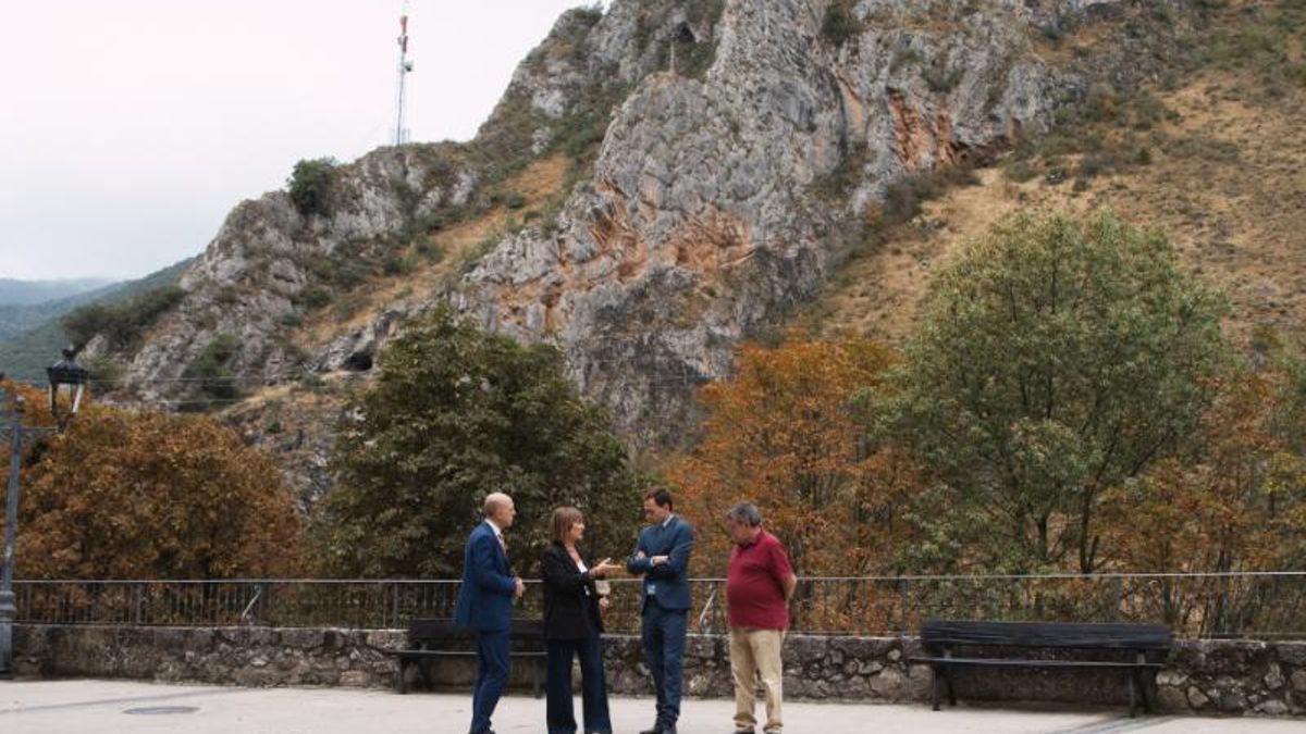 La instalación de una barrera metálica para evitar desprendimientos en Anguiano permitirá la reapertura del aparcamiento