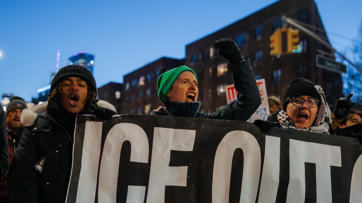 Manifestantes durante durante una protesta nacional contra las operaciones de control migratorio, en Nueva York, 30 de enero de 2026, despúes de que agentes federales dispararan y mataran a las ciudadanas estadounidenses, durante operaciones de control migratorio en Minneapolis.