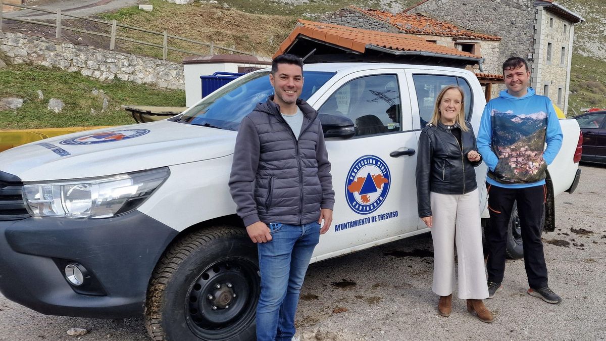 La consejera de Presidencia, junto a representantes del Ayuntamiento de Tresviso, uno de los municipios que podrán optar a las ayudas.