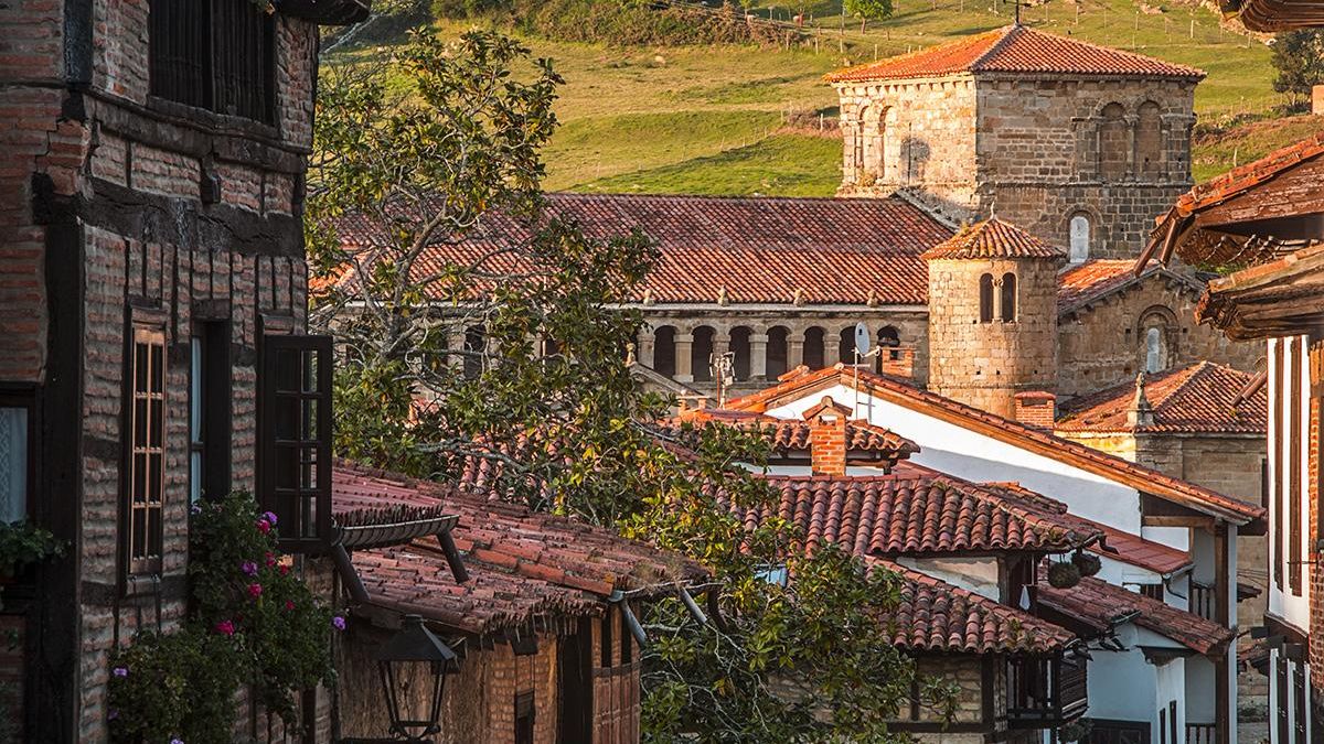 La colegiata de Santillana del Mar al fondo.