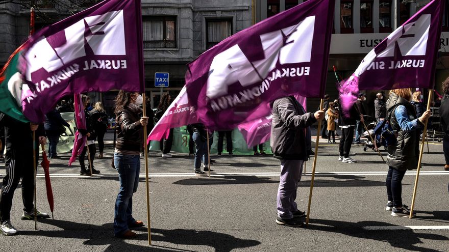 Tres afiliados al sindicato ELA sostienen sus banderas durante la manifestación que ha recorrido las calles de Bilbao este sábado con motivo del Dia del Trabajador. EFE/Miguel Toña