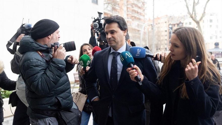 La jueza imputa al fiscalista que representó a la pareja de Ayuso ante Hacienda