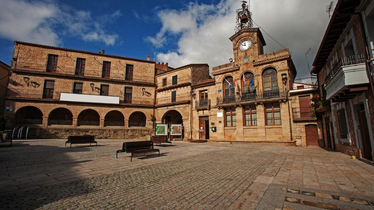 Plaza Mayor y Ayuntamiento de Fermoselle (Zamora).