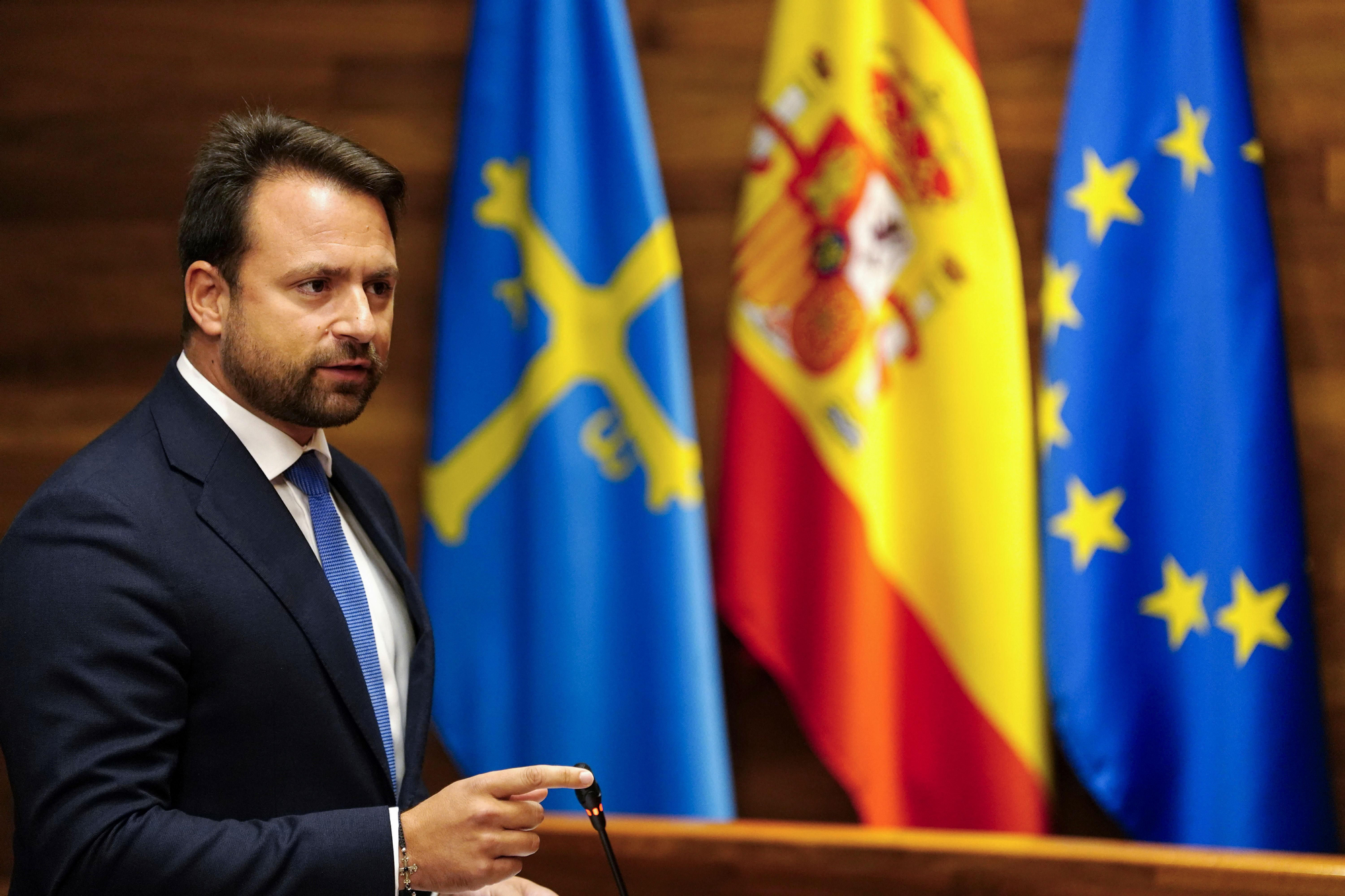 El presidente y portavoz de PP de Asturias, Álvaro Queipo, interviene en la primera sesión de control en el parlamento regional.