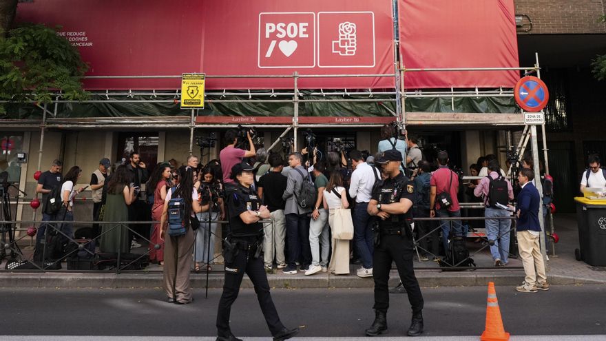 Agentes de la Unidad Central Operativa (UCO) de la Guardia Civil se encuentran desde primera hora de este miércoles en la sede central del PSOE en la calle Ferraz de Madrid para requerir información en relación al caso Leire que instruye el juez de la Audiencia Nacional Santiago Pedraz, han informado a EFE fuentes próximas a la investigación. EFE/ Borja Sanchez-Trillo