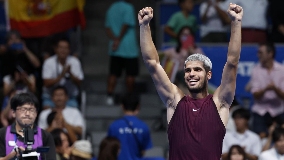 El español Carlos Alcaraz celebra la victoria en Tokio