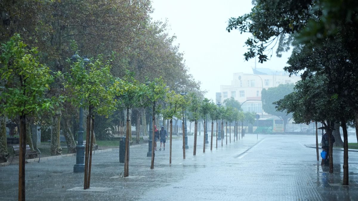Archivo - Una calle vacía bajo la intensa lluvia. Imagen de archivo.