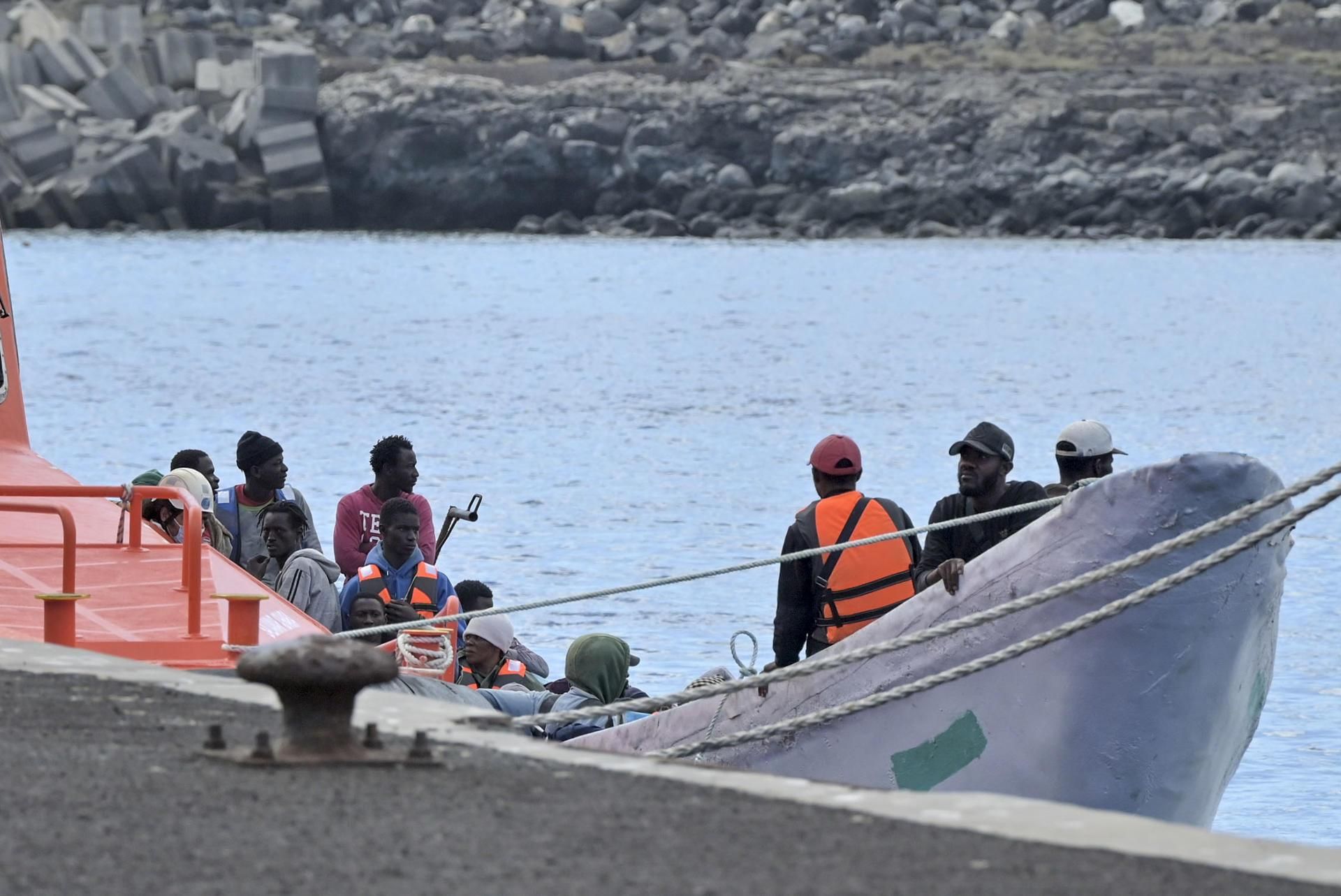 Imatge d'arxiu de l'arribada de migrants per ser atesos pels equips d'emergència