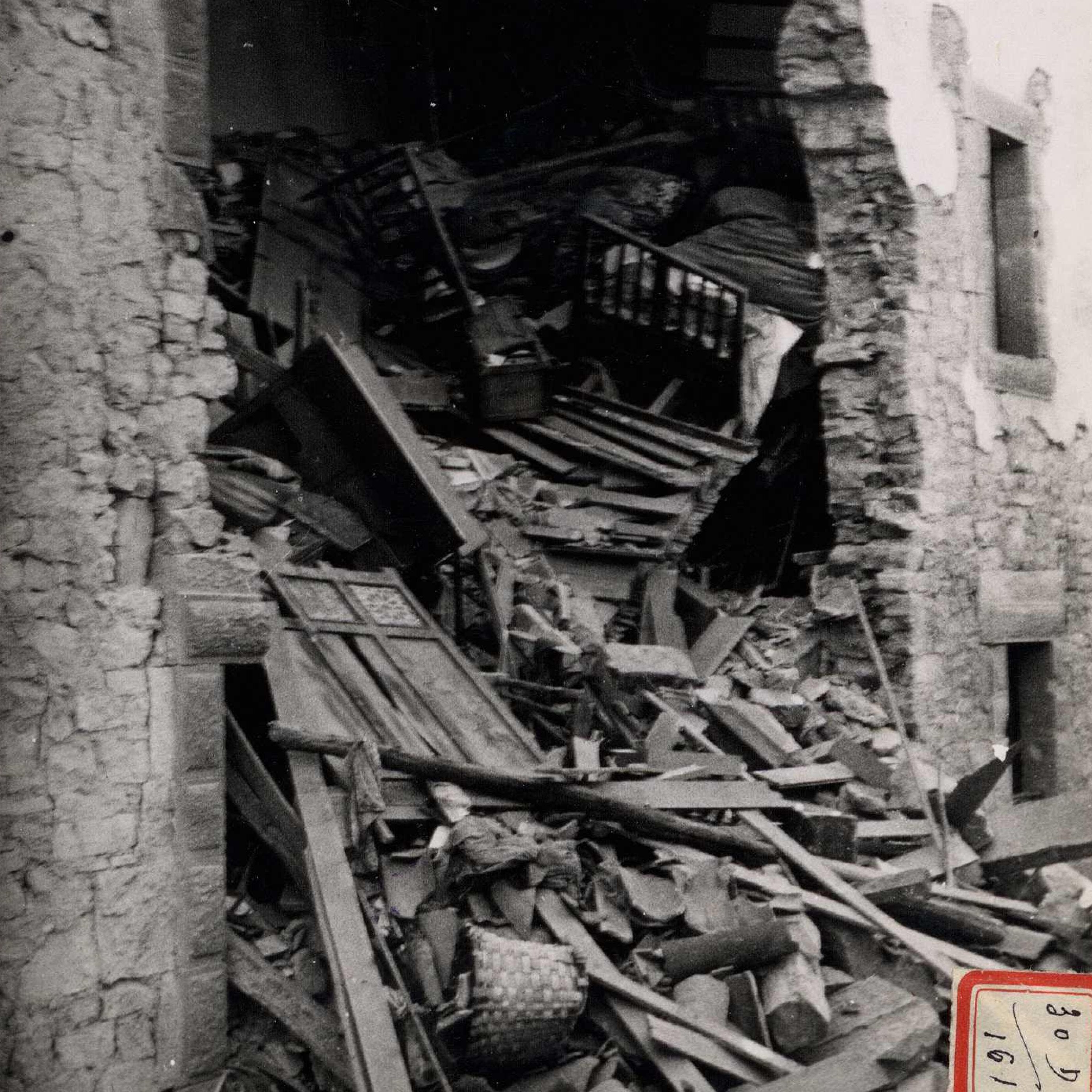 "Destrozos causados por la artillería y la aviación roja". 16.8.37