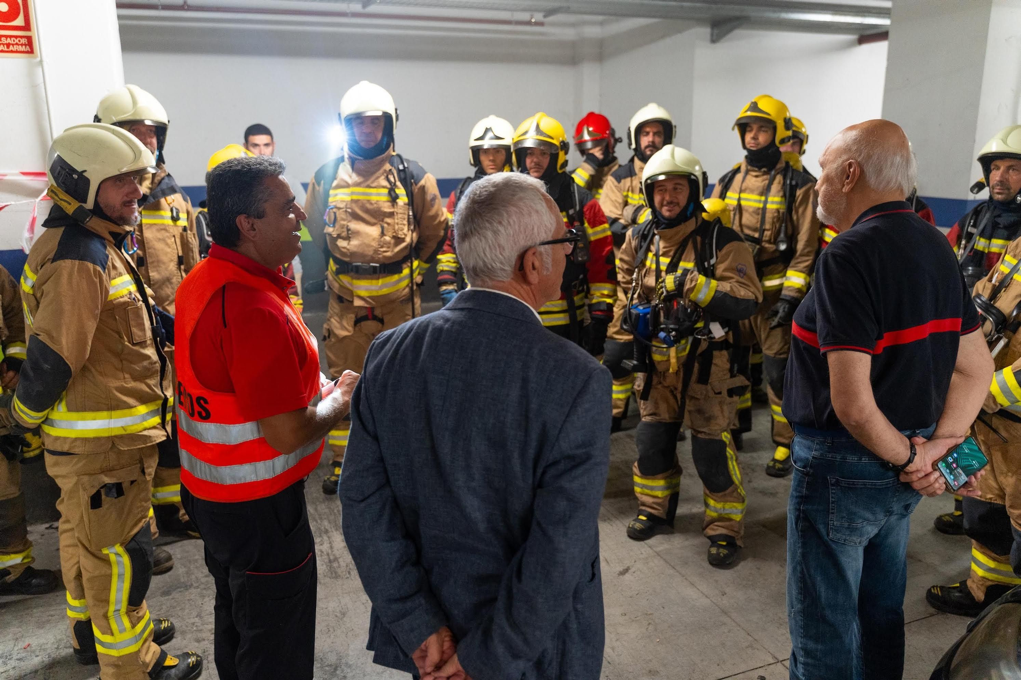 Formación de los bomberos de La Palma sobre intervención contra incendios en aparcamientos subterráneos.