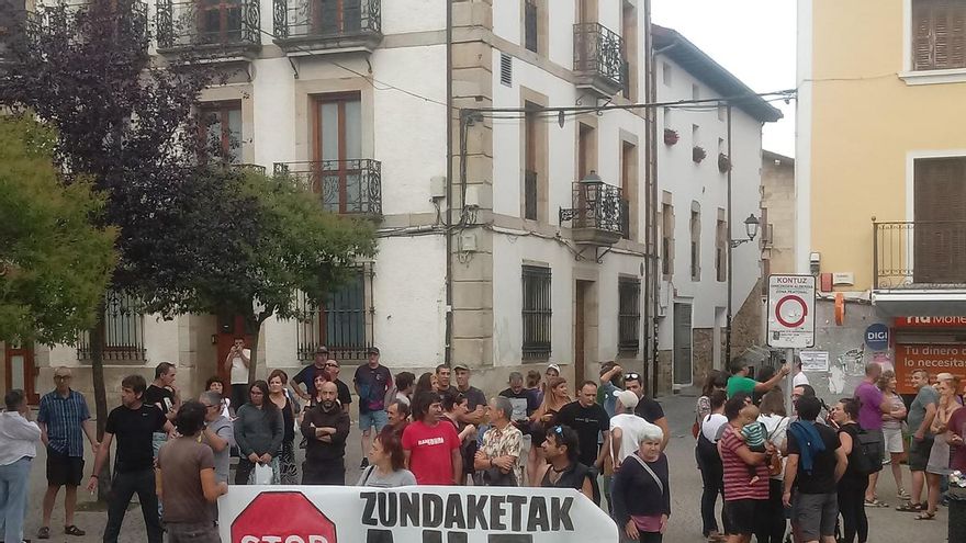 Protestas en la localidad navarra de Alsasua por los sondeos para aclarar la conexión de alta velocidad con la 'Y vasca'