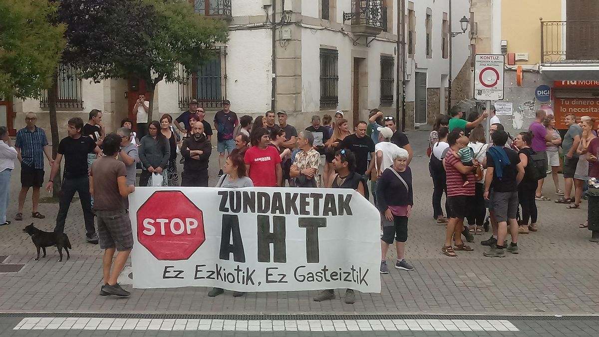 Protestas en la localidad navarra de Alsasua por los sondeos para aclarar la conexión de alta velocidad con la 'Y vasca'