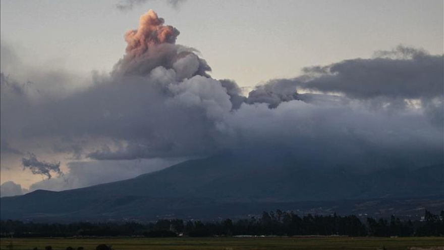 El volcán ecuatoriano Cotopaxi no aumenta la actividad pero siguen la alerta y la censura