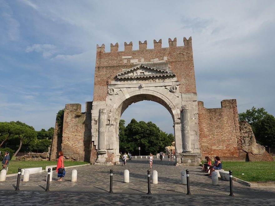 Arco de Augusto, una de las puertas monumentales de Rímini.