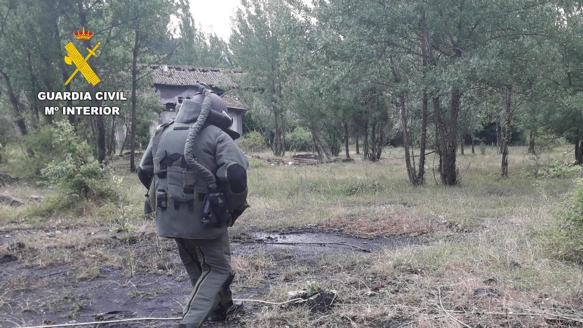 La Guardia Civil destruye dos extintores explosivos hallados en una casa de Riello
