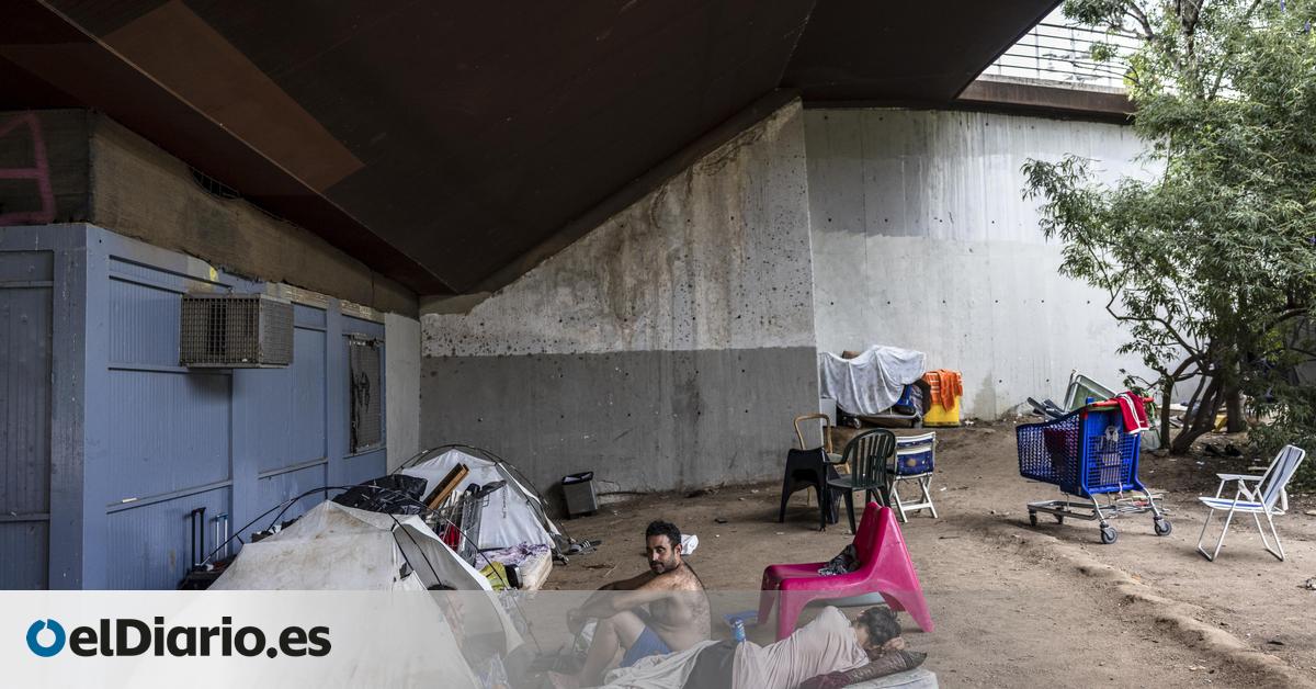 La Guàrdia Urbana de Barcelona desaloja medio centenar de personas sin hogar del parque de la Estació del Nord