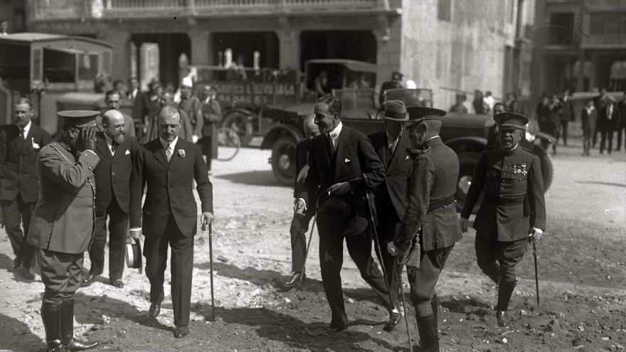 Alfonso XIII visitando las obras del Kursaal un julio de 1922.