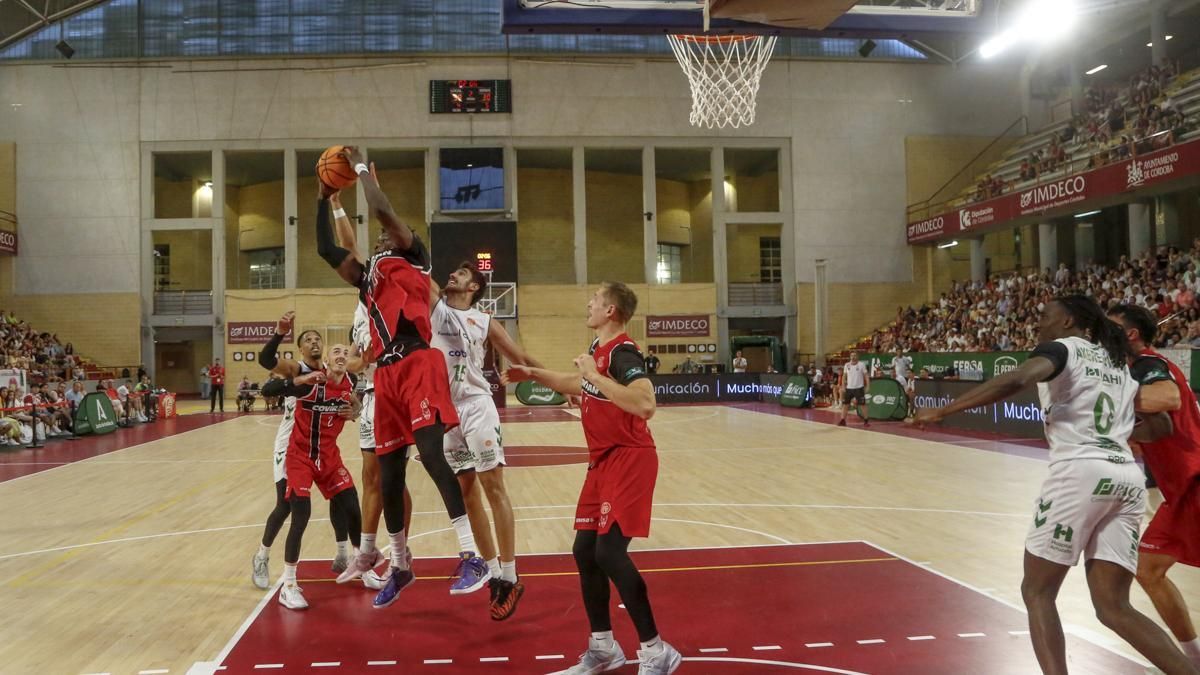 Vista Alegre estrena parquet 15 años después