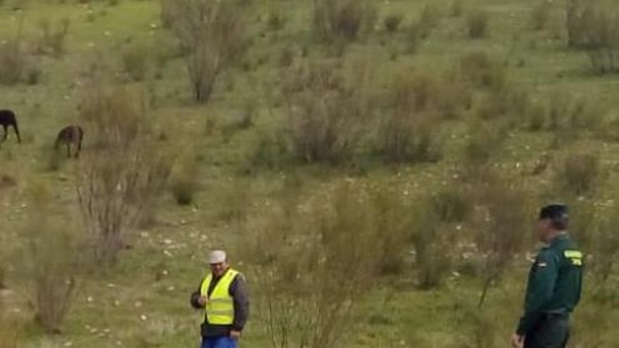 El teniente Lago, durante su ronda, en los alrededores de Mora (Toledo)