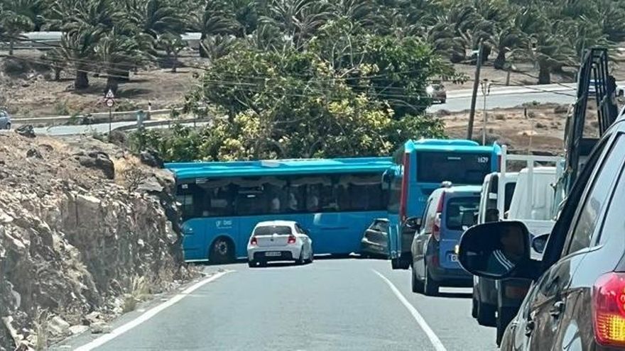 Aparatoso accidente de una guagua de Global en la entrada de Ojos de Garza