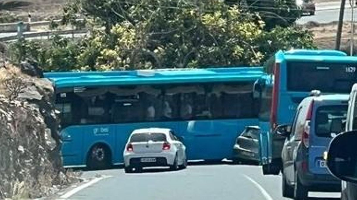 Aparatoso accidente de una guagua de Global en la entrada de Ojos de Garza