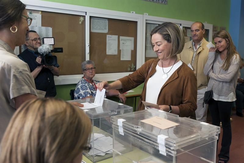 La cabeza de lista de Coalición Canaria por Santa Cruz de Tenerife al Congreso, Ana Oramas, vota en su colegio electoral de La Laguna. EFE/Ramón de la Rocha