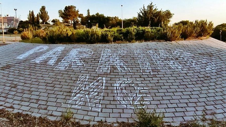 Pintada contra el aparcamiento de Tres Olivos