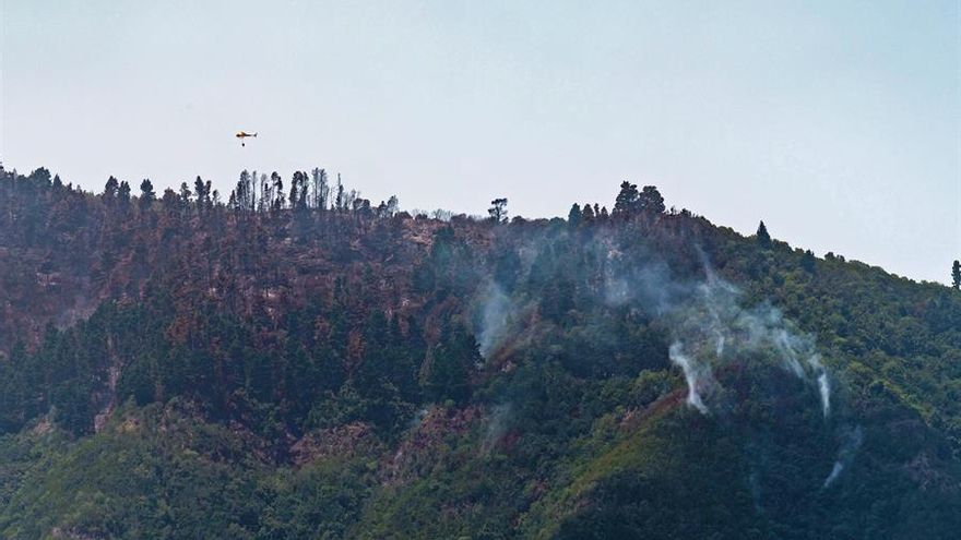 En la imagen, uno de los helicópteros que participa en el operativo de extinción del incendio de Los Realejos