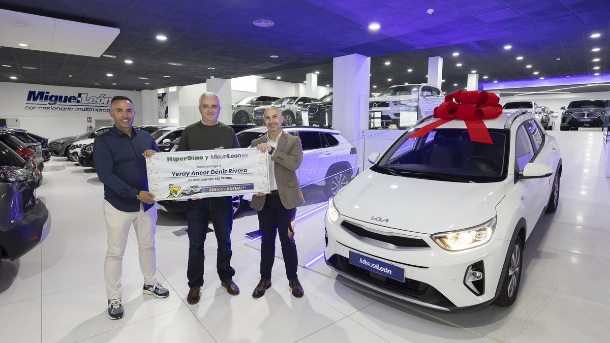 HiperDino y Miguel León entregan el segundo vehículo regalo del sorteo entre clientes de la cadena de supermercados