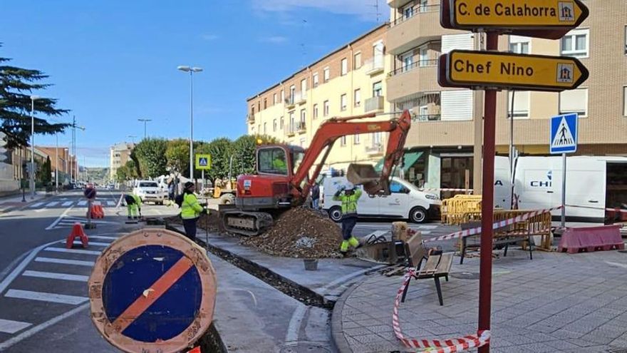 Una avería en la red de alcantarillado mantiene dos calles de Calahorra cortadas hasta el lunes
