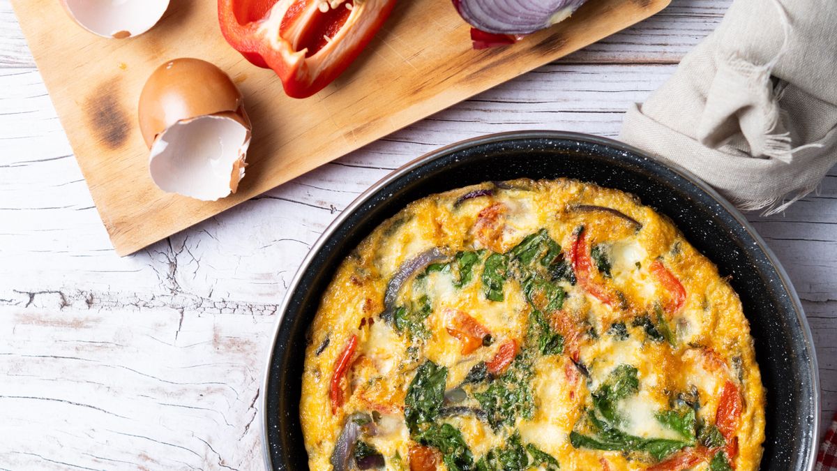 La frittata se puede hacer de principio a fin en la sartén o bien cocinarla al horno