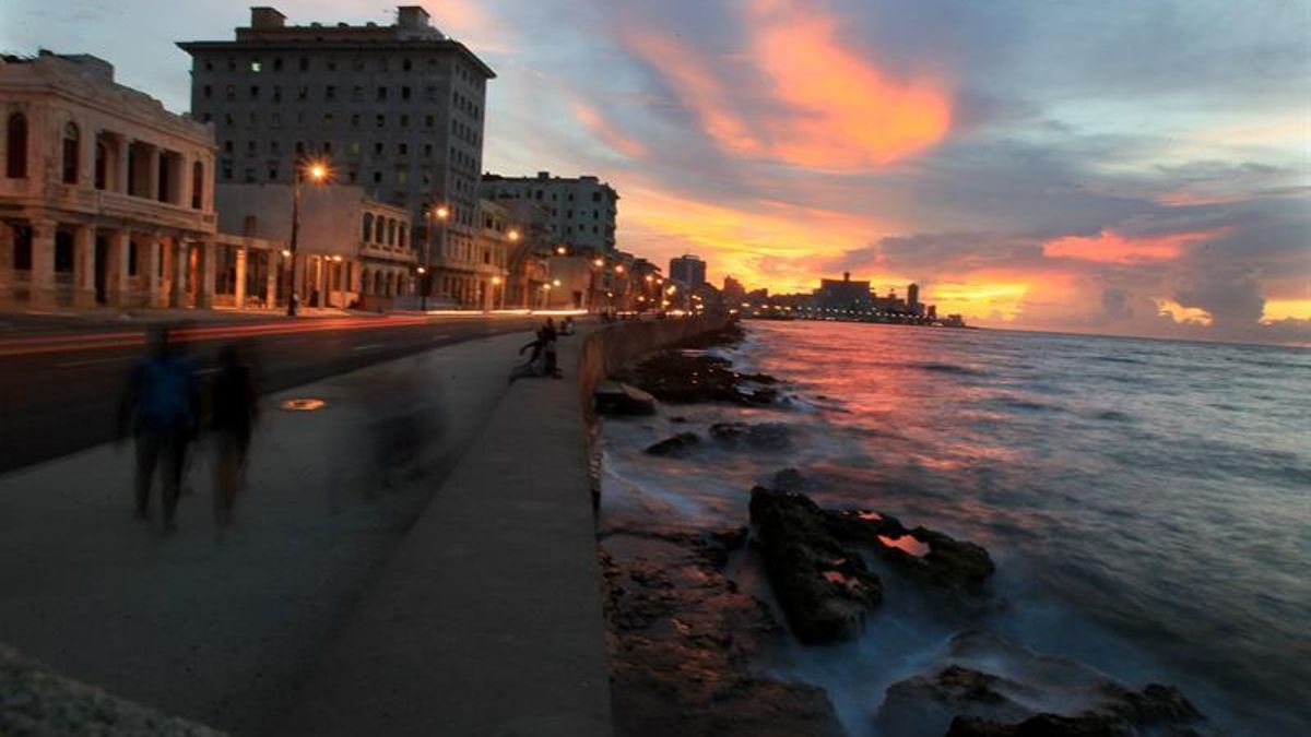 Vista de un atardecer en el malecón, en La Habana (Cuba).