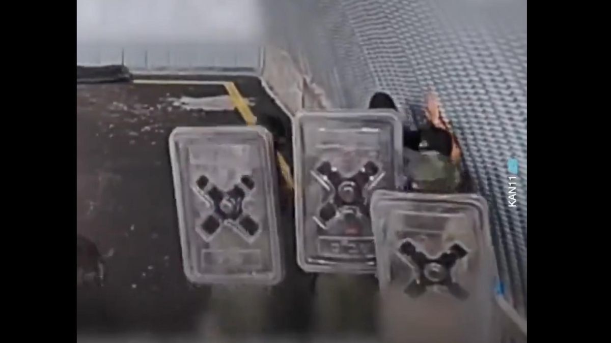 Imagen del vídeo de los abusos sufridos por un preso palestino en la prisión israelí de Sde Teiman.