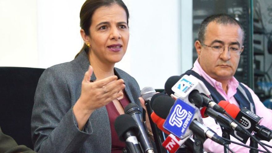 Fotografía cedida por el Ministerio del Interior que muestra a la ministra de Interior de Ecuador, María Paula Romo, quien habla en rueda de prensa este lunes en Quito.