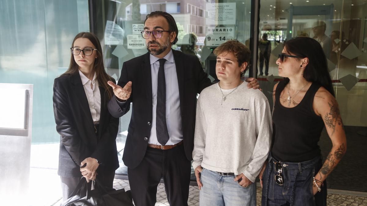 José Palomino, abogado de la acusación, junto con los hijos de Tulia, atiende a los medios tras el juicio