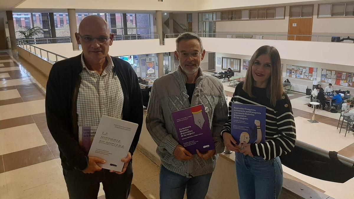 De izquierda a derecha, los profesores de la Universidad de León Javier Rodríguez, Enrique Javier Díez y Beatriz García Prieto, en la Facultad de Filosofía y Letras. 
