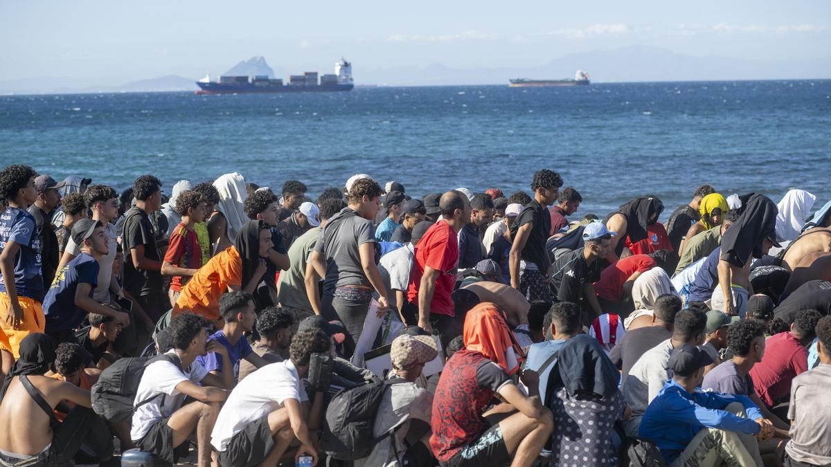 Varias personas migrantes en una playa en Ceuta, este viernes.