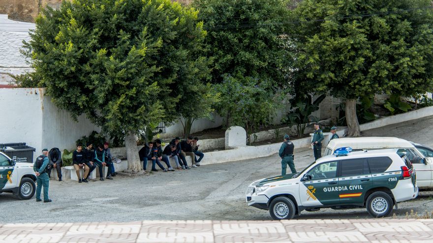 Llegan unos 80 migrantes a la costa de La Rábita (Granada) en dos embarcaciones neumáticas