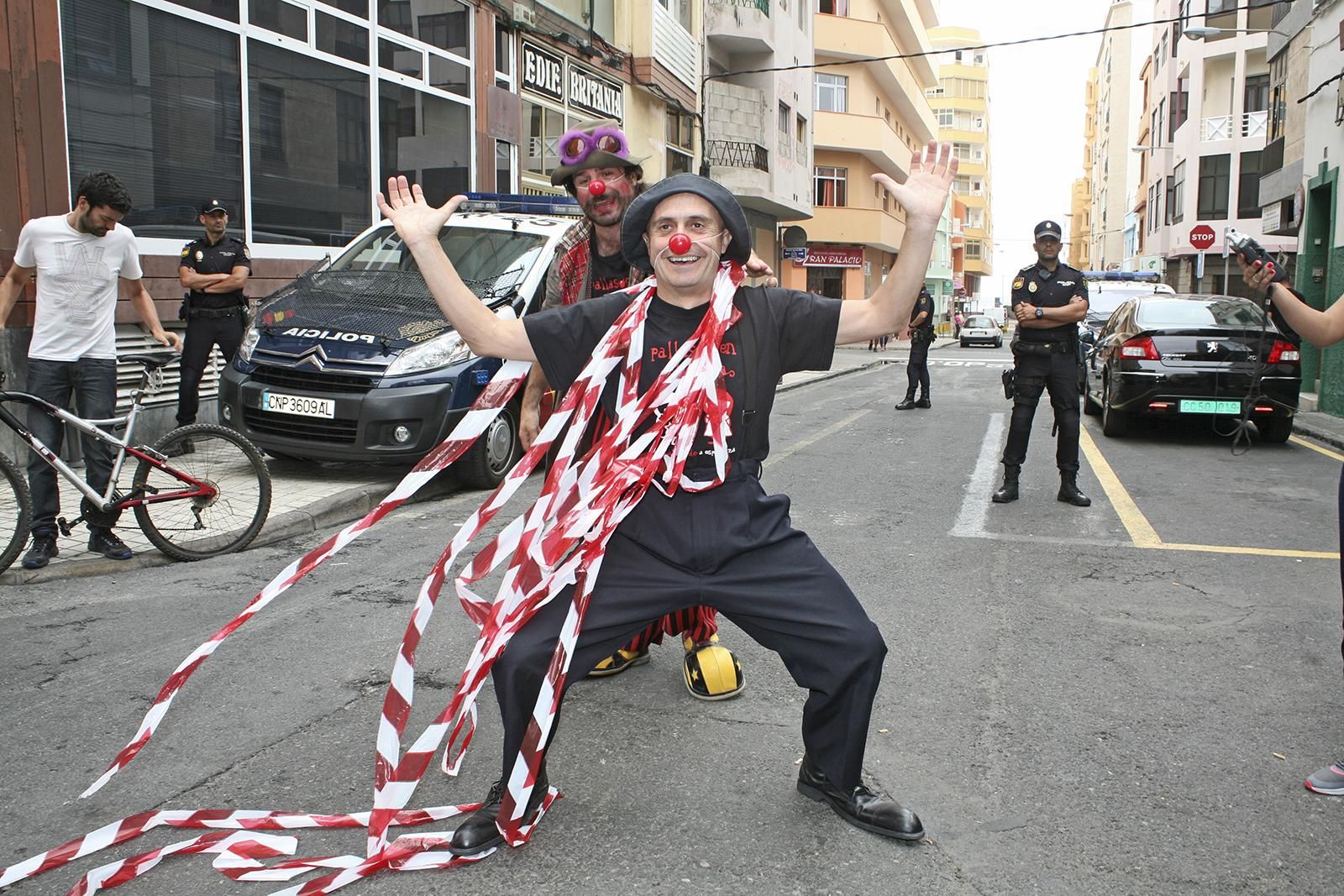 Performance frente al Consulado de Marruecos de Pallasos en Rebeldía (ALEJANDRO RAMOS)