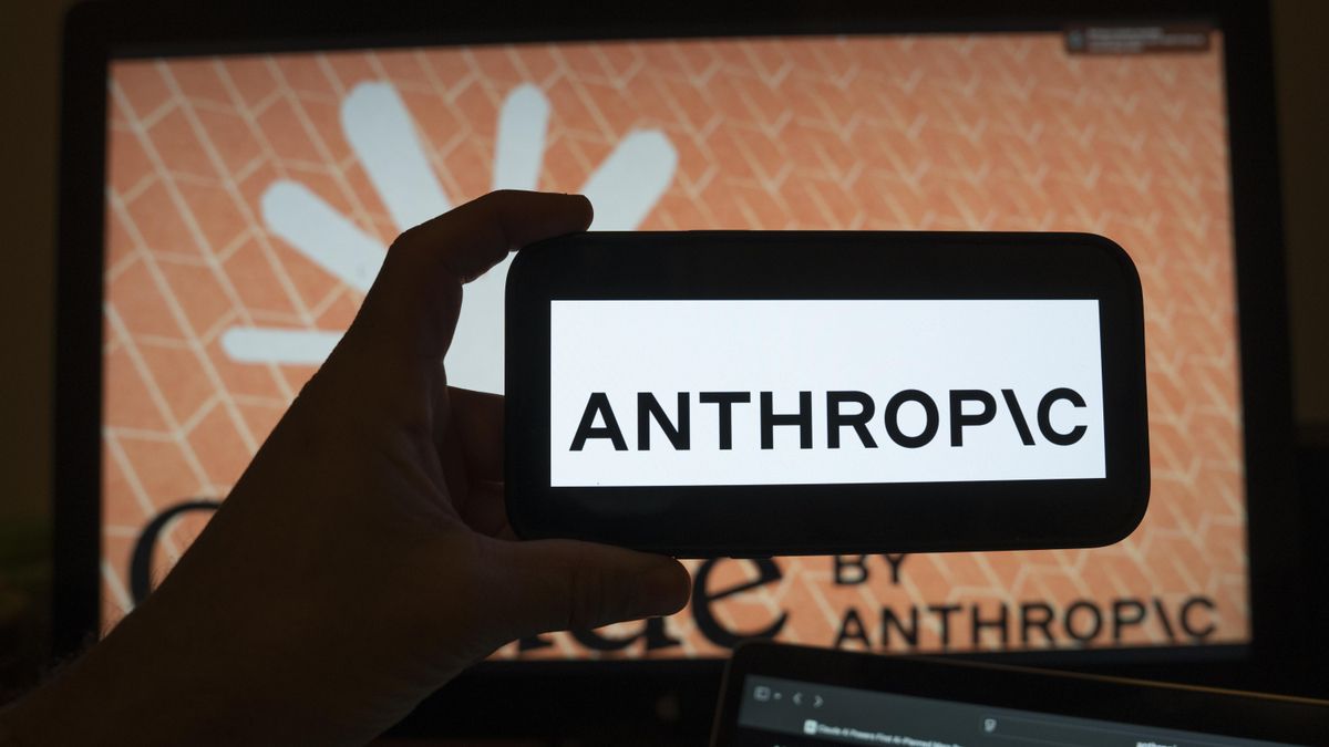 Una persona sostiene un teléfono con el logotipo de la inteligencia artificial (IA) Anthropic, en una fotografía de archivo. EFE/ Angel Colmenares