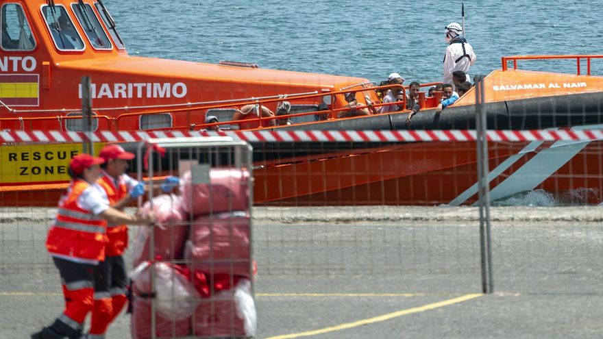 Algunos de los 60 rescatados por el buque de Salvamento Marítimo Salvamar Al Nair en la mañana del pasado martes