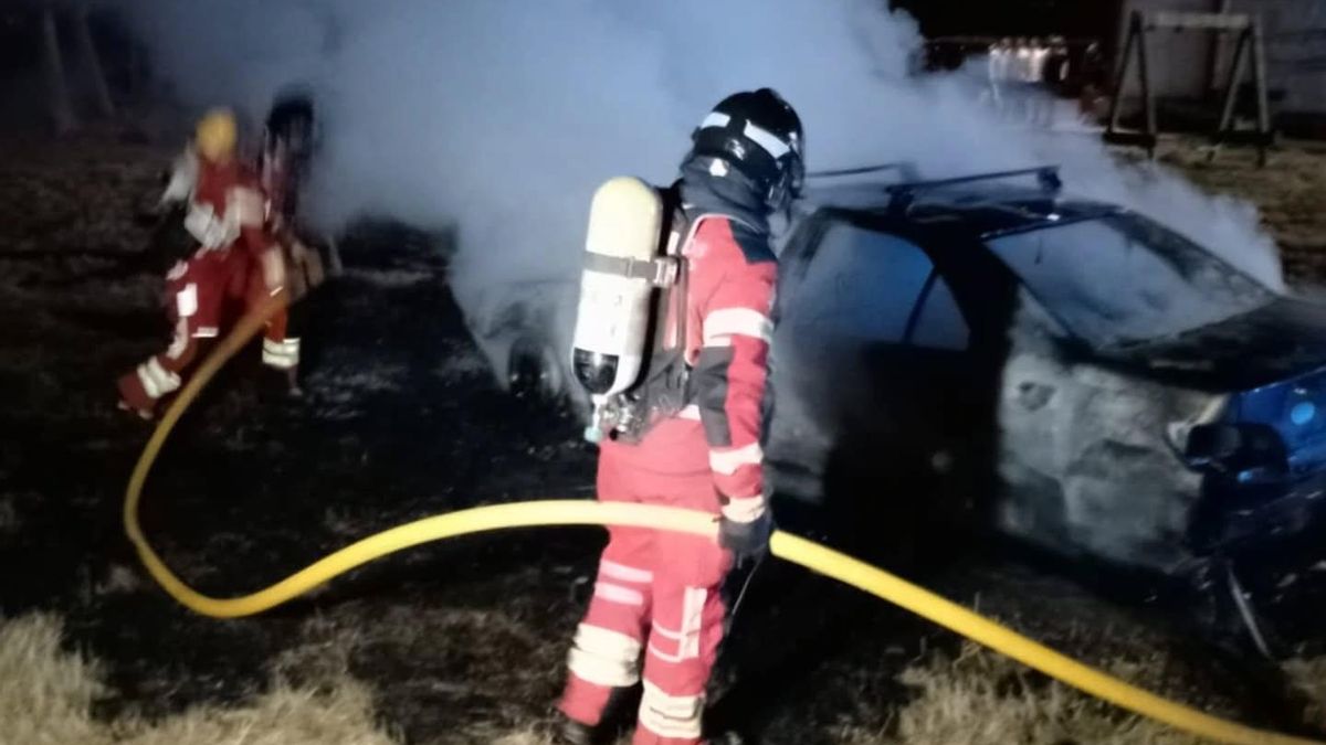 Los bomberos de la Diputación de León sofocan el incendio de un coche.