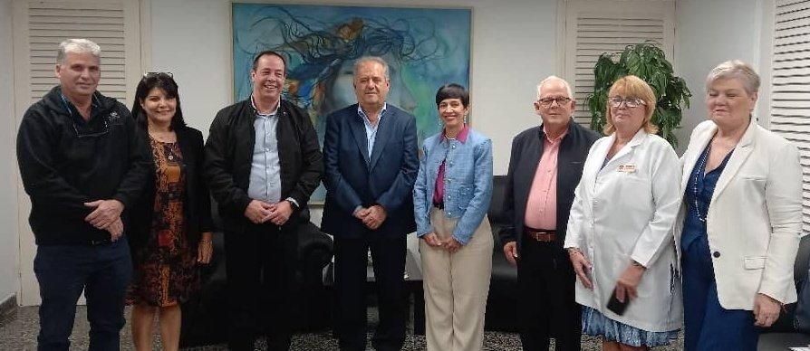 José Luis Perestelo Rodríguez (c), viceconsejero de Acción Exterior del Gobierno de Canarias, y la delegación que lo acompaña,  con autoridades del Ministerio de Salud Pública (Minsap) de Cuba.