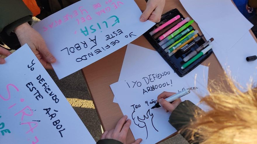 Niños preparando carteles de protesta en Madrid Río, la pasada semana
