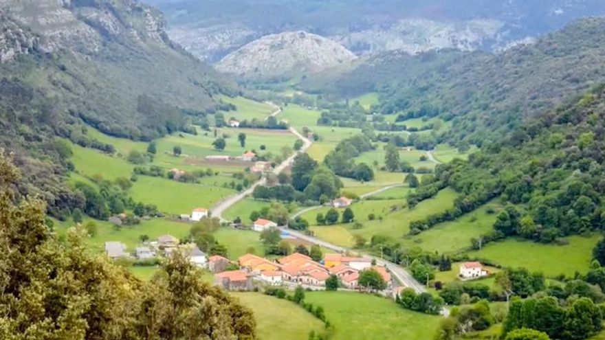 De enclave natural a ‘corredor eléctrico’: la batalla de un valle cántabro contra las torres de alta tensión de parques eólicos