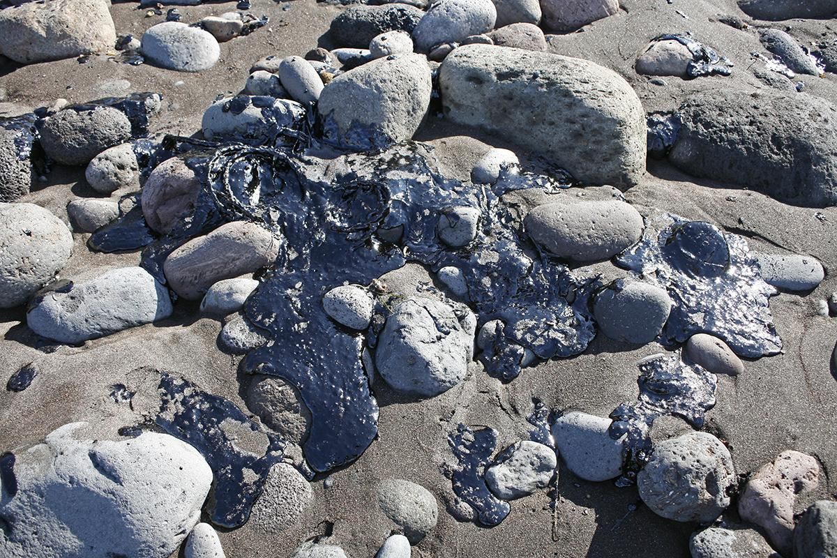 Recogida de fuel en la playa de Veneguera (Alejandro Ramos)