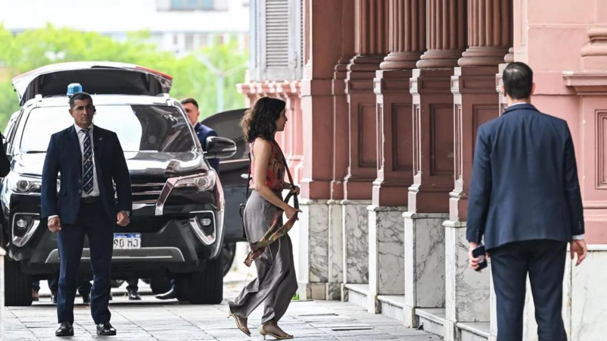 Isabel Díaz Ayuso al ingresar esta mañana a la Casa Rosada para reunirse con Javier Milei.