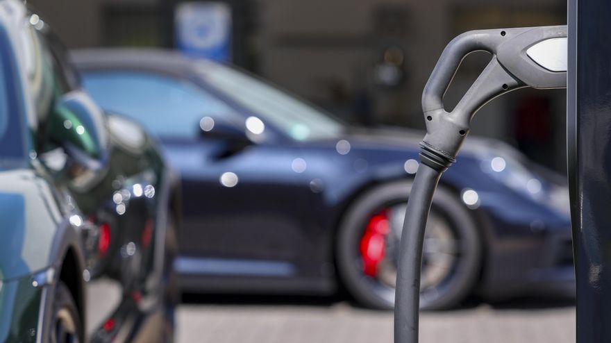 Un coche eléctrico conectado a un punto de carga en Essen, Alemania