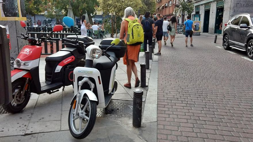 Motos ocupando una acera en el centro de Madrid | SOMOS MALASAÑA
