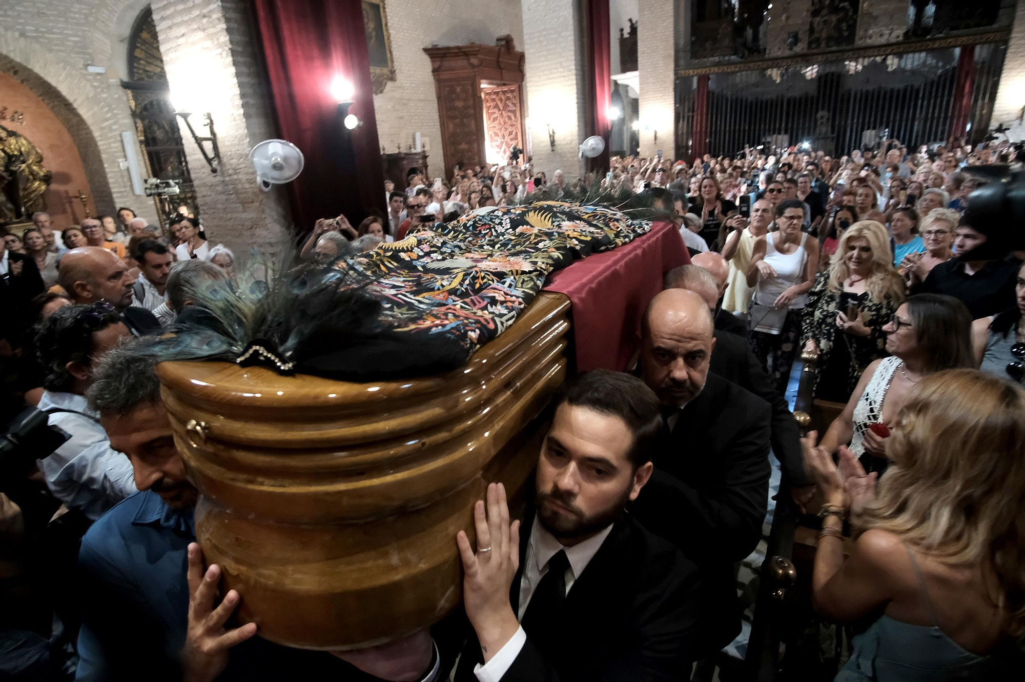 El último paseo de María Jiménez por las calles de Sevilla, en imágenes